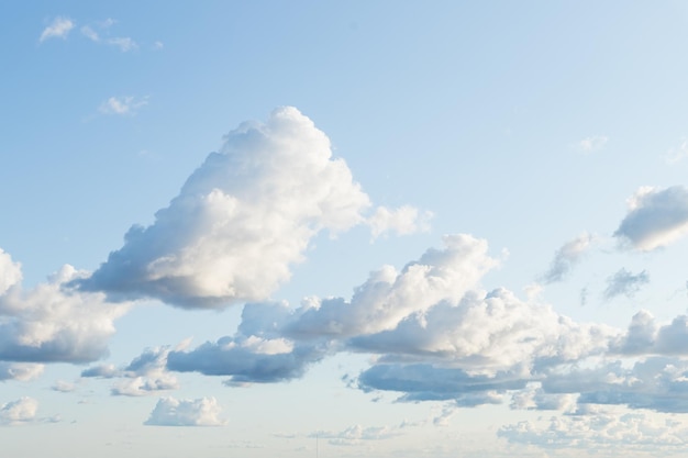 Nuvole bianche cumuliformi che galleggiano sul cielo blu in una bella mattinata soleggiata verso il cielo paesaggio per b