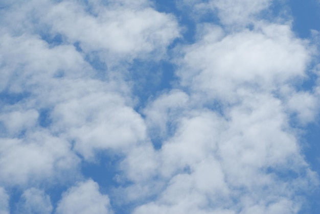 Фото Кучевые белые облака в синем небе