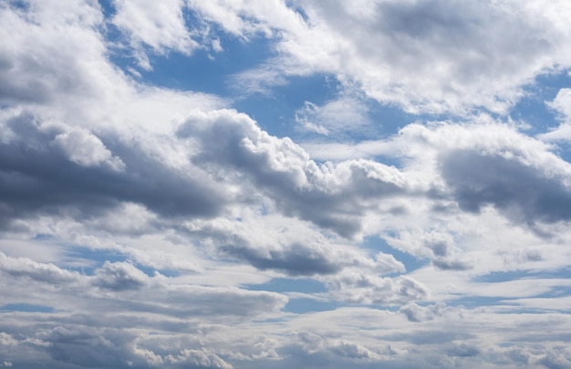 Cumulus witte wolken drijvend op de blauwe lucht in een mooie ochtend