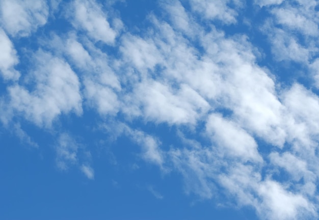 Cumulus witte wolken in de donkerblauwe lucht