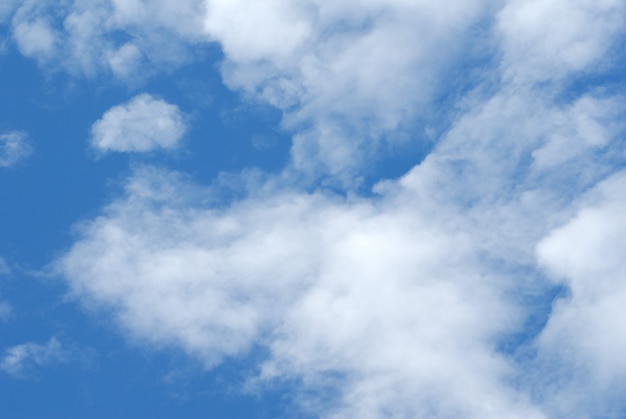 Cumulus witte wolken in de donkerblauwe lucht