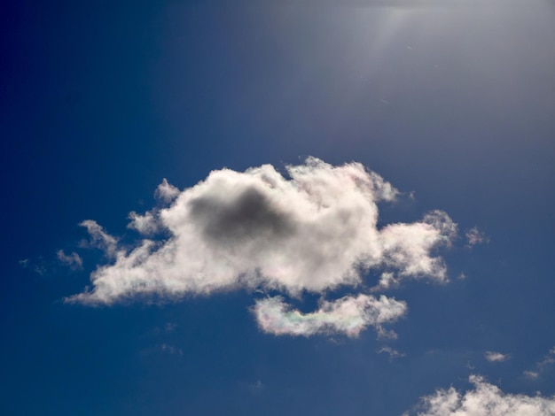 Cumulus wolken in de lucht Fluffy wolken vormen