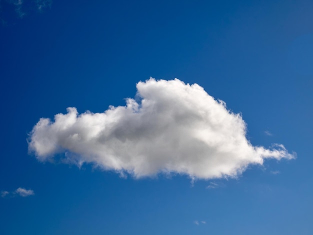 Cumulus wolken in de lucht Fluffy wolken vormen