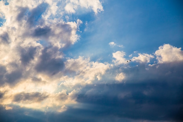 Cumulus wolken in de lucht