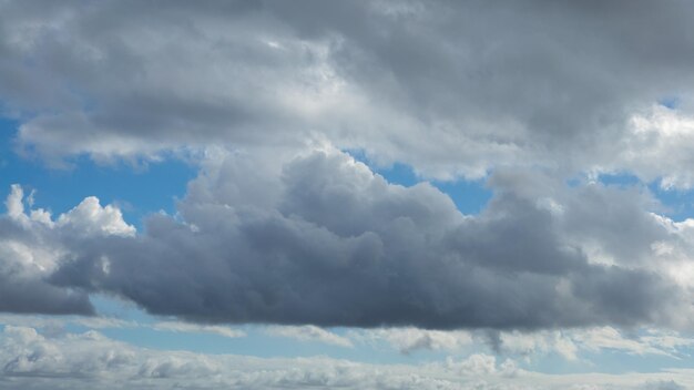 Cumulus wolken met blauwe lucht op een zonnige dag van de zomer. Mooie cloudscape als natuur achtergrondpanorama. Prachtig weer van natuurlijk daglicht met zwevende witte wolk, waardoor een abstracte vorm ontstaat