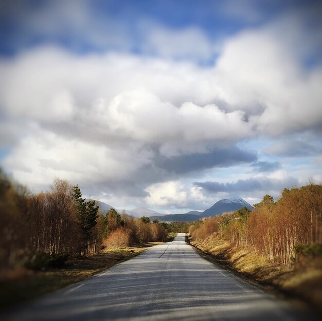 Foto cumuluswolken boven de weg