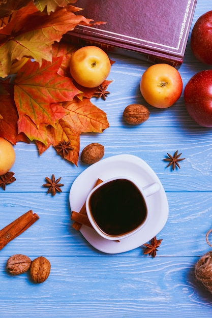 Una tazza di caffè nero su un tavolo blu. natura morta