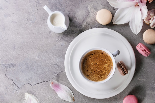 Tazza di caffè nero con magnolia