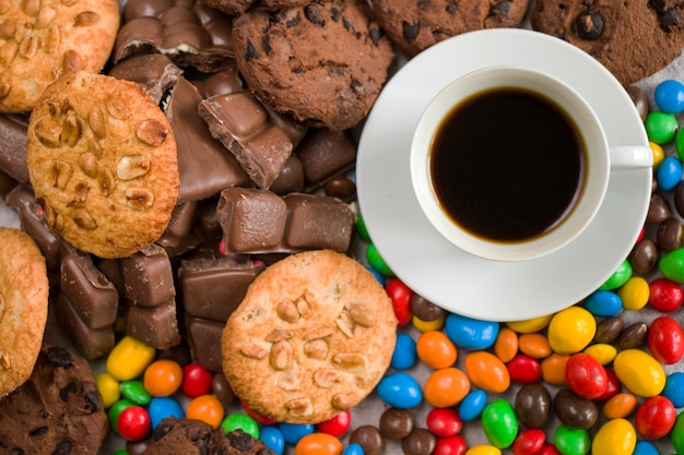 黒のエスプレッソコーヒーとチョコレートのカップ