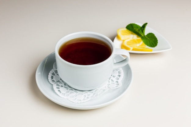Tazza di tè nero su un piattino
