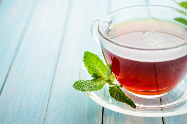 Foto tazza di tè nero con menta fresca