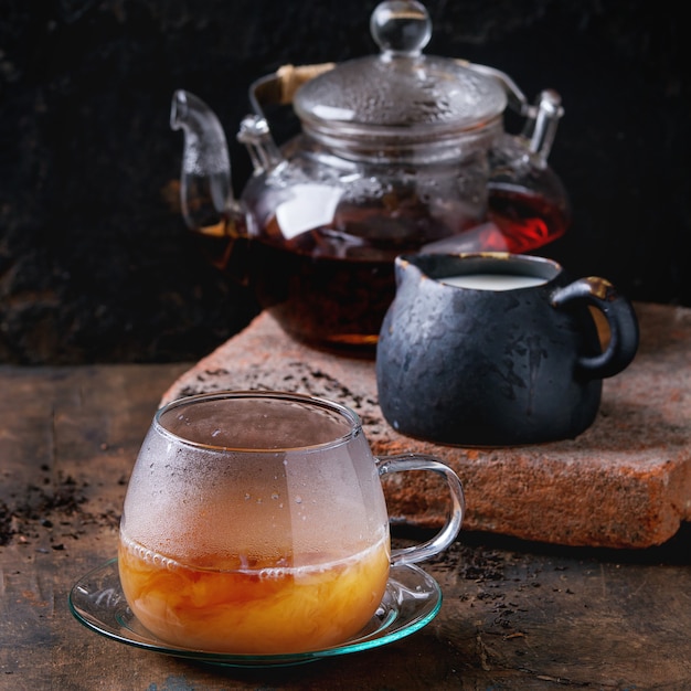 Tazza di tè nero con latte