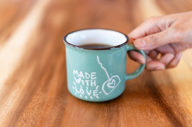 Foto una tazza di caffè nero preparato sul tavolo di legno