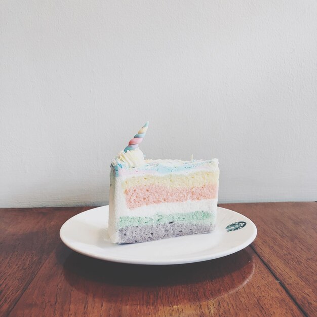 Photo cup of cake on table against wall