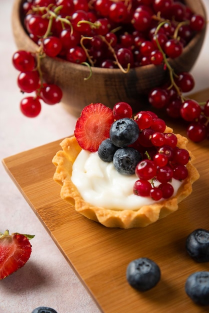 Tortine con composizione su fondo bianco frutta mista