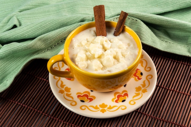 Foto tazza di canjica cibo tipico consumato nella festa juninas brasiliana