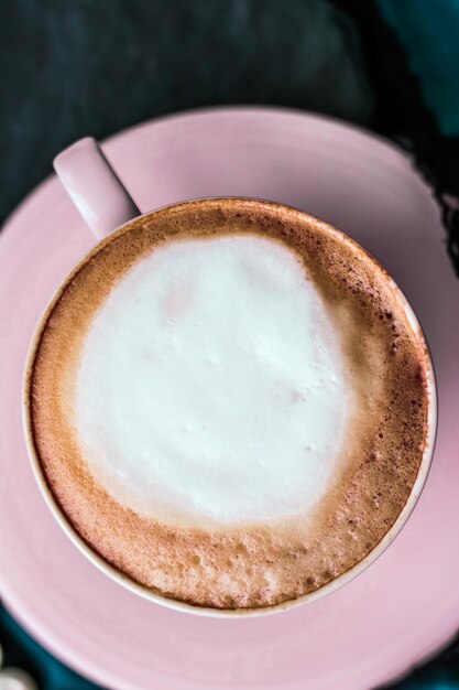 Foto tazza di cappuccino per colazione con sfondo di gioielli in raso e perle caffè biologico con latte senza lattosio nel caffè parigino per il marchio di vacanza vintage di lusso