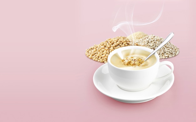 Tazza di cereali su sfondo di colore solido