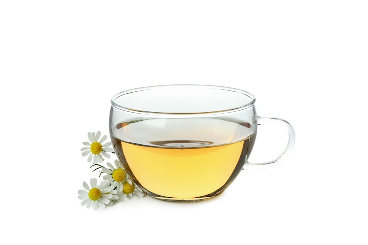 Photo cup of chamomile tea isolated on white