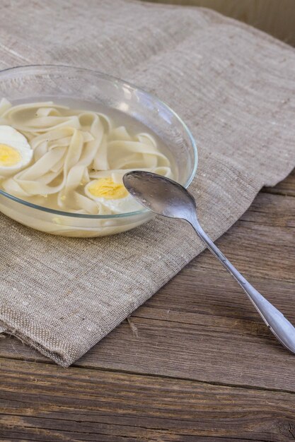 Tazza di zuppa di pollo con pasta e uova