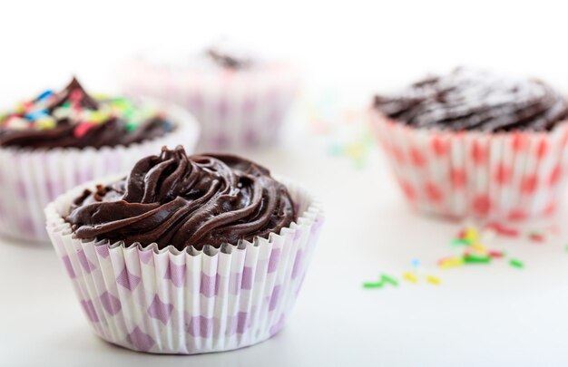 Cup chocoladetaarten op een witte achtergrond