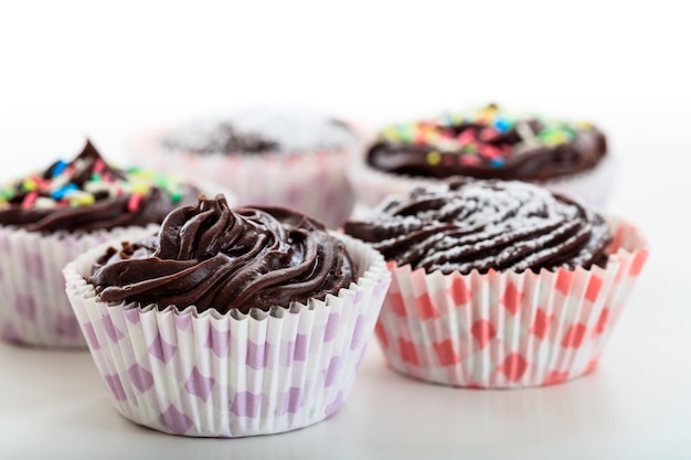 Cup chocoladetaarten op een witte achtergrond