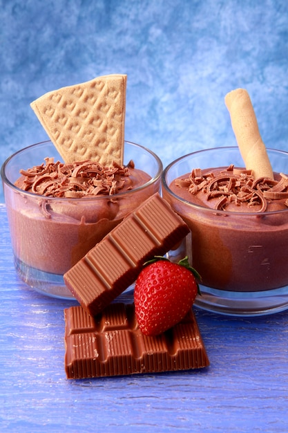 Tazza di mousse al cioccolato con biscotto