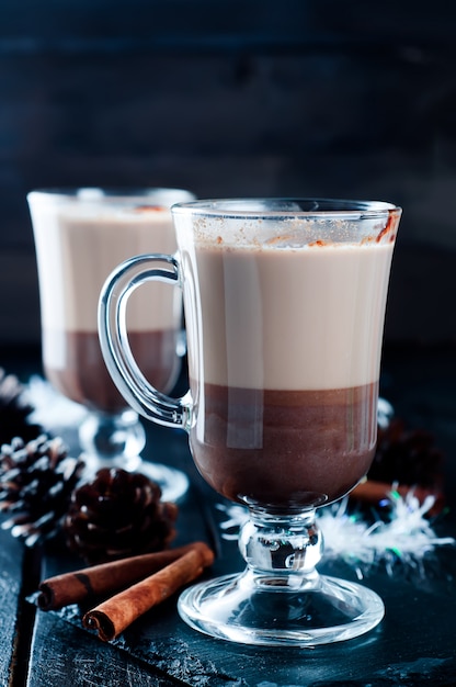 Foto tazza di cappuccino natalizio