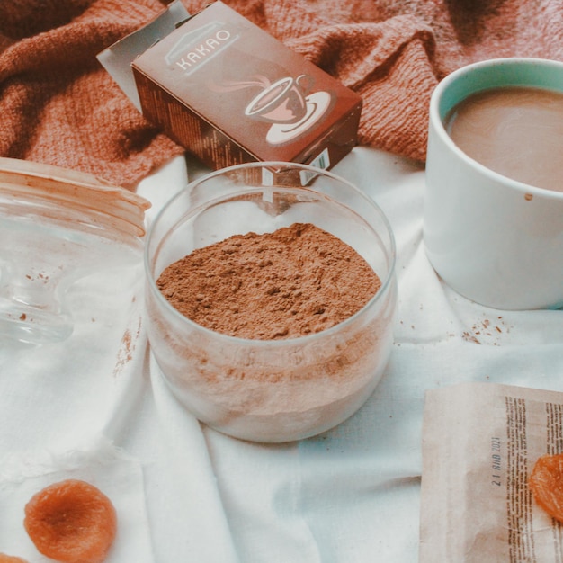 Foto una tazza di cacao sul tavolo.