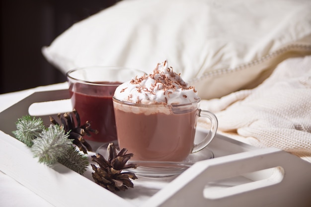 Foto tazza di cacao sul vassoio bianco sulla mattina di inverno in anticipo del letto