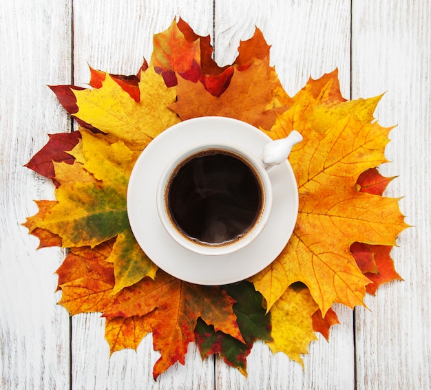 Tazza di caffè e foglie d'autunno