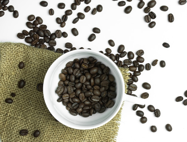 Foto tazza e chicco di caffè su sfondo bianco.