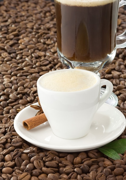 Foto tazza di caffè e fagioli come