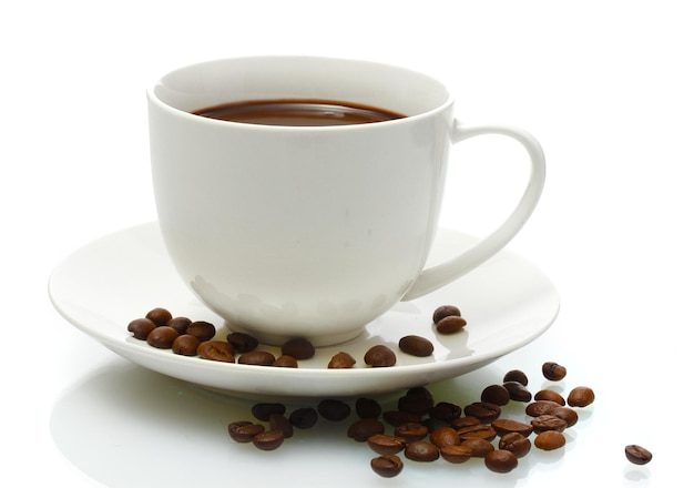 一杯のコーヒーと白で隔離される豆