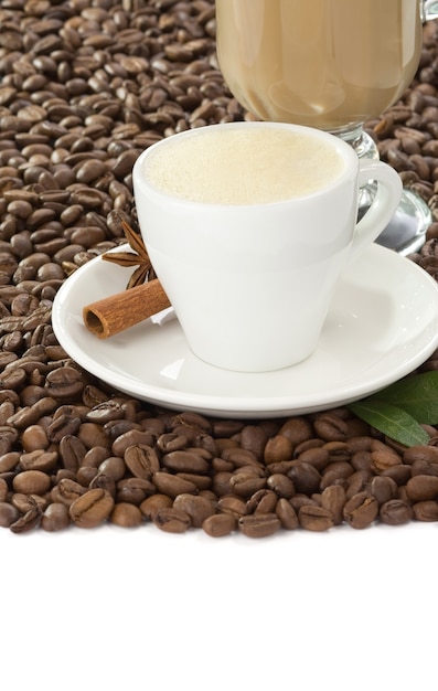 Чашка кофе и бобов на белом