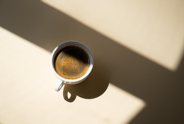 Tazza di caffè su sfondo beige per studio