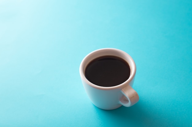 Tazza di caffè su sfondo blu