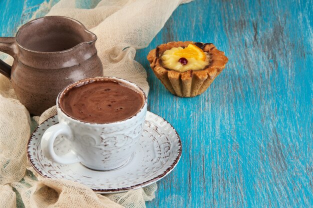 Tazza di caffè sul blu