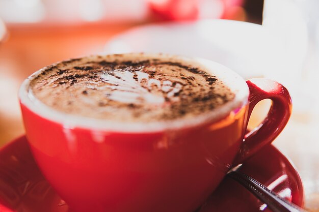 Photo a cup of coffee on blurred background.