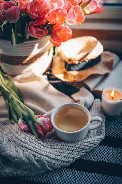 一杯のコーヒーとテーブルの上の花束