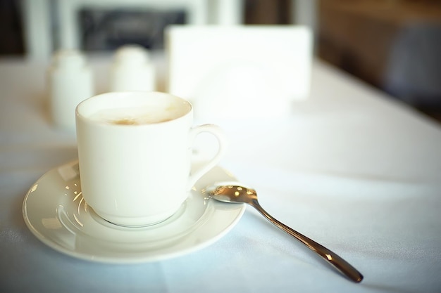カフェでの朝食に一杯のコーヒー/モダンなインテリアで一杯のコーヒー、ヨーロッパ式の朝食