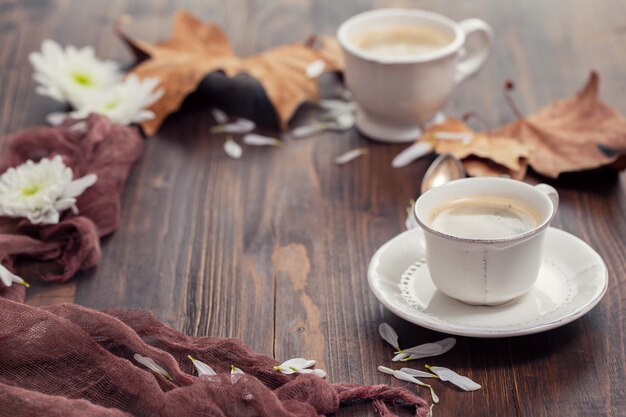 Una tazza di caffè sulla tavola di legno marrone