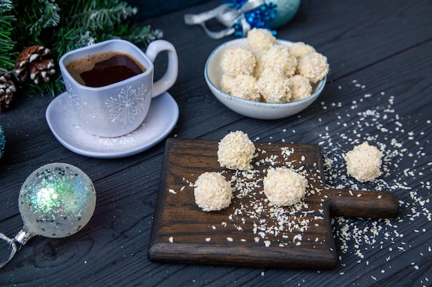 Photo a cup of coffee and candy on christmas eve cozy house homemade sweets