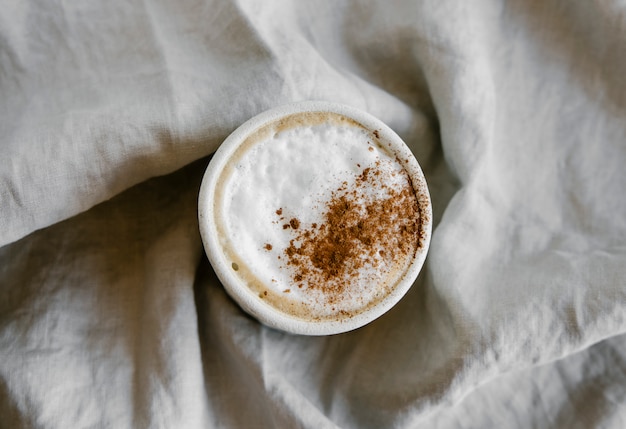 Photo cup of coffee cappuccino with cinnamon