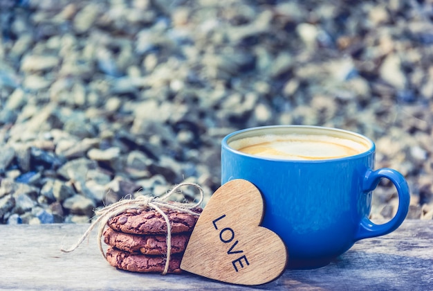 Foto tazza di caffè e biscotti al cioccolato