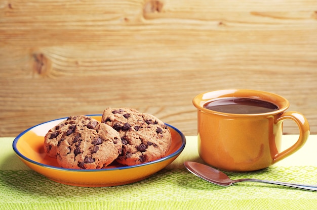 一杯のコーヒーとチョコレートクッキー