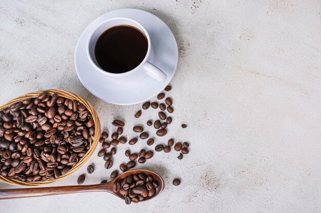 コーヒーカップとコーヒー豆の背景 食べ物と飲み物のコンセプト 直接上の平らな場所 コピースペース