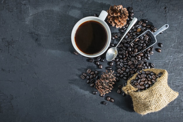 一杯のコーヒーとコーヒー豆、黒の背景に