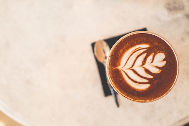 Tazze di caffè dei chicchi di caffè e della tazza di caffè in un caffè