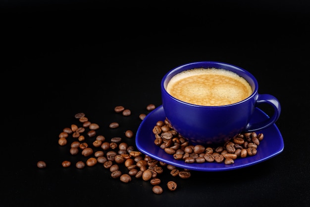 Foto tazza di caffè e chicchi di caffè su un piatto isolato